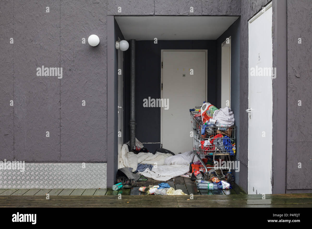 Berlin, Deutschland, einen Obdachlosen auf der Piazzetta am Kulturforum in Berlin-Tiergarten Stockfoto