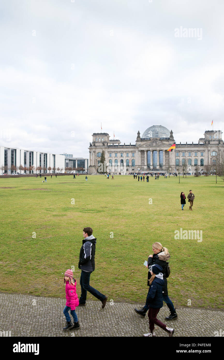 Berlin, Deutschland, Reichstag und dem Platz der Republik in Berlin-Tiergarten Stockfoto