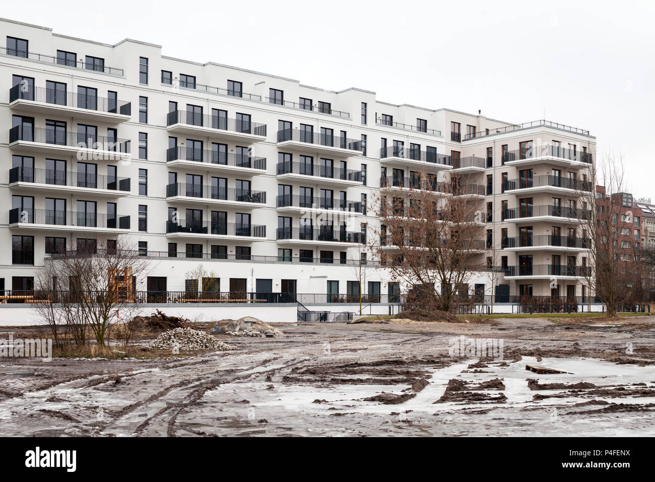 Berlin, Deutschland, neue Gebäude für Wohnungen und ehemaligen Grenzstreifen in der Alten Jakobstrasse in Berlin-Mitte Stockfoto