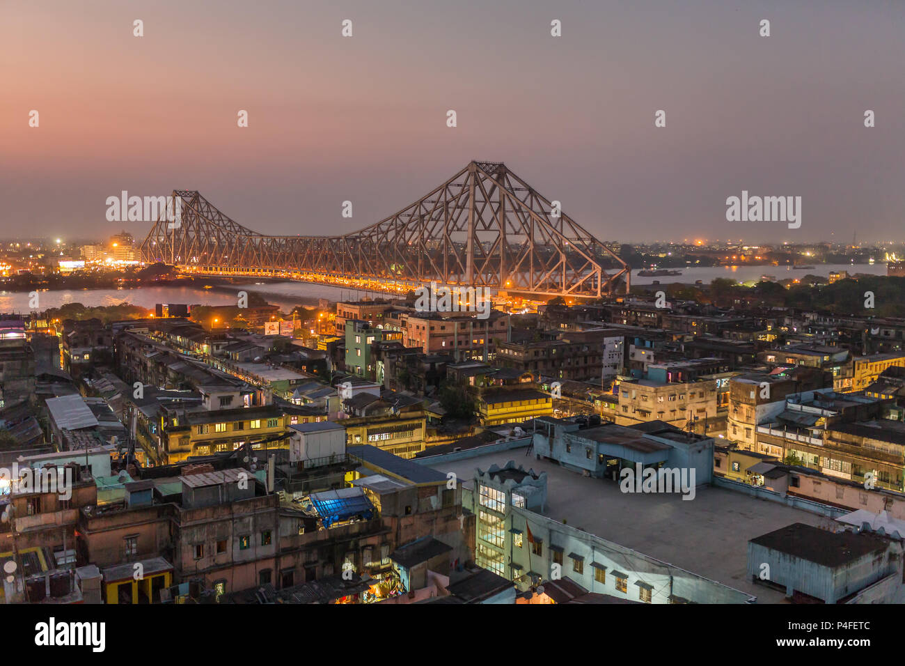 Schöne Aussicht von Kolkata Stadt mit einem Howrah Bridge auf dem Fluss Hooghly in der Dämmerung. Stockfoto