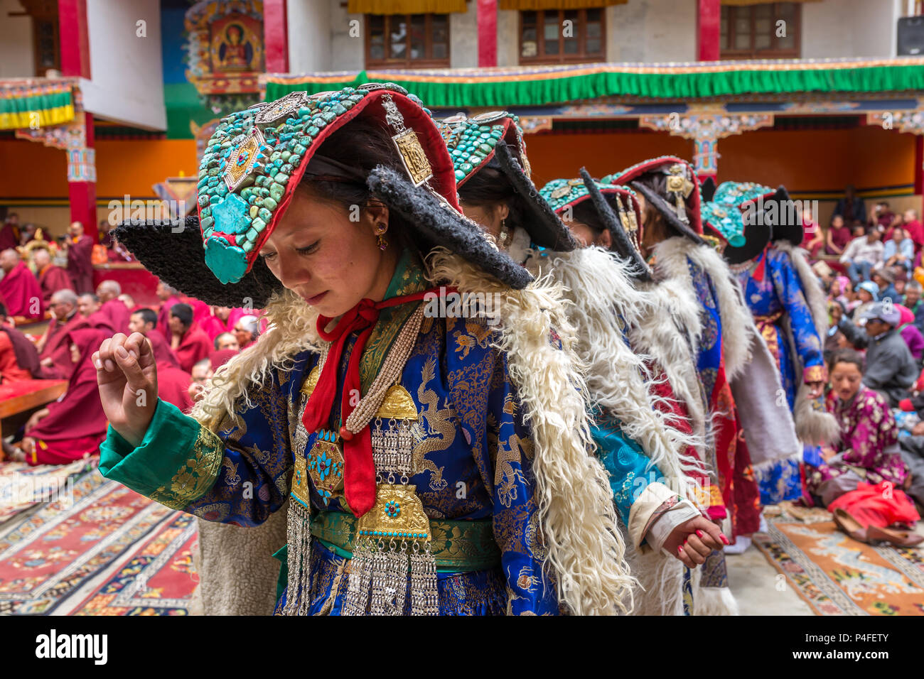 Lamayuru, Indien - 19. Juni 2017: Unbekannter Zanskari Frauen, ethnische Kostüme und traditionellen Ladakhi Kopfschmuck mit Türkis genannt Pe Stockfoto