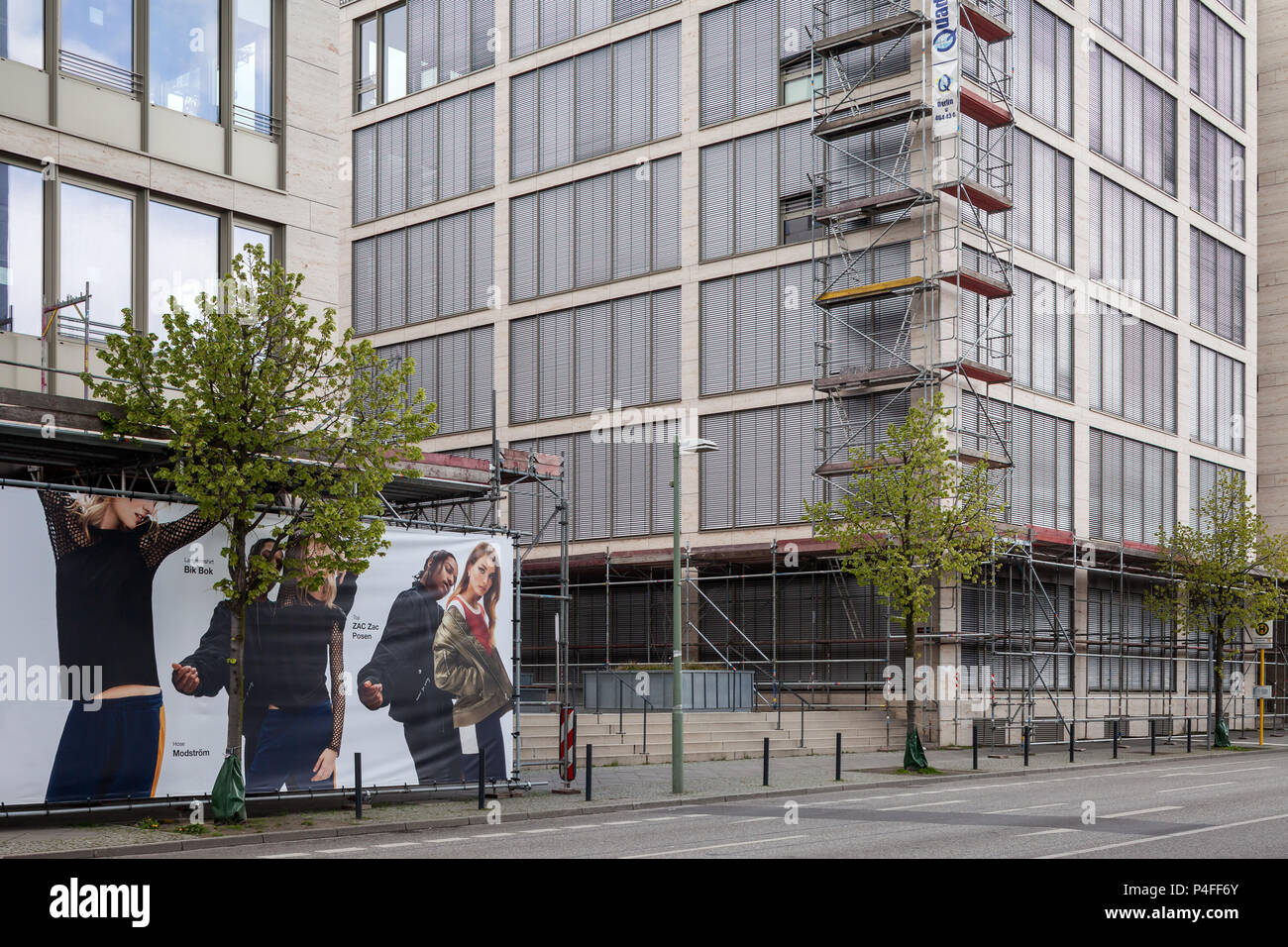 Berlin, Deutschland, Werbung für Zalando und Baugeruest auf das neue Gebäude Projekt HOTEL UND OFFICE CAMPUS BERLIN in Tamara Danz Straße in Berlin-Friedrichshain Stockfoto