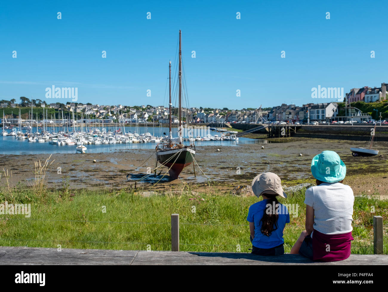 Boote gebunden bei Ebbe in Camaret-sur-Mer, Frankreich, Stockfoto
