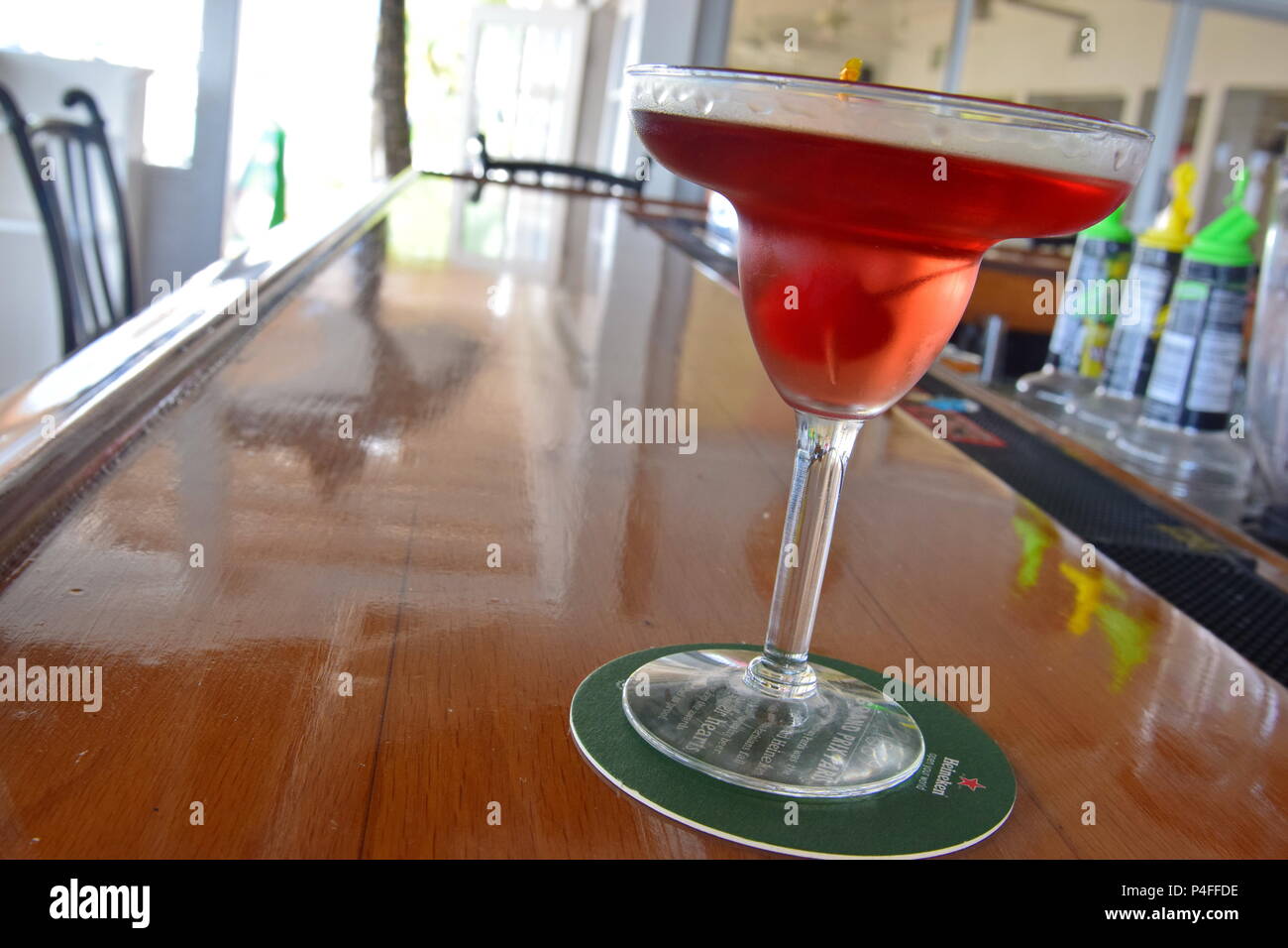 Roter, farbenfroher Cocktail an der Bar, in der Nähe helles Licht Stockfoto
