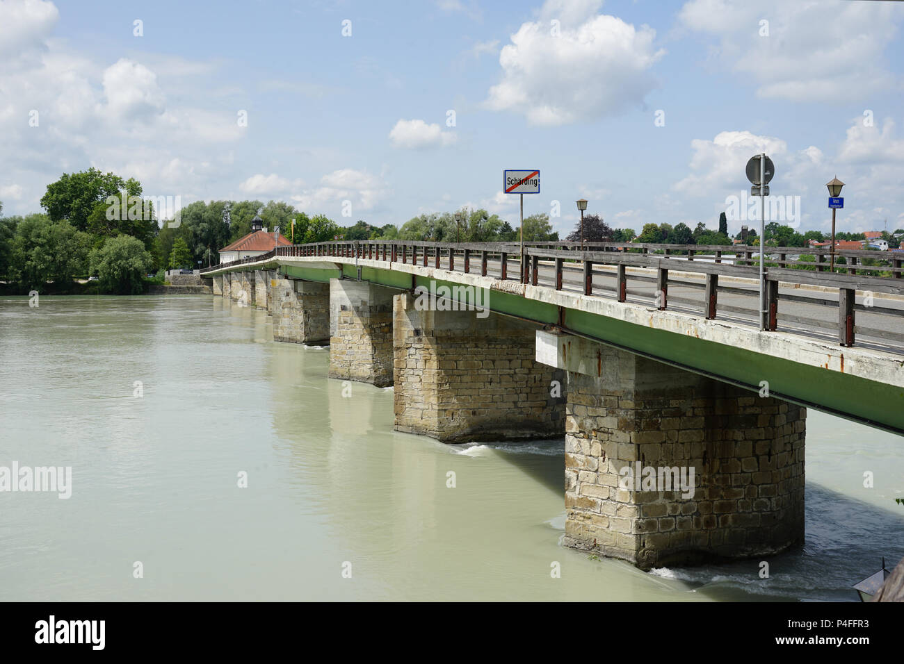 Alte Innbrücke, altes Gasthaus Brücke, zwischen Schärding und Neuhaus am Inn, Inn, Schärding, Österreich, Europa Stockfoto