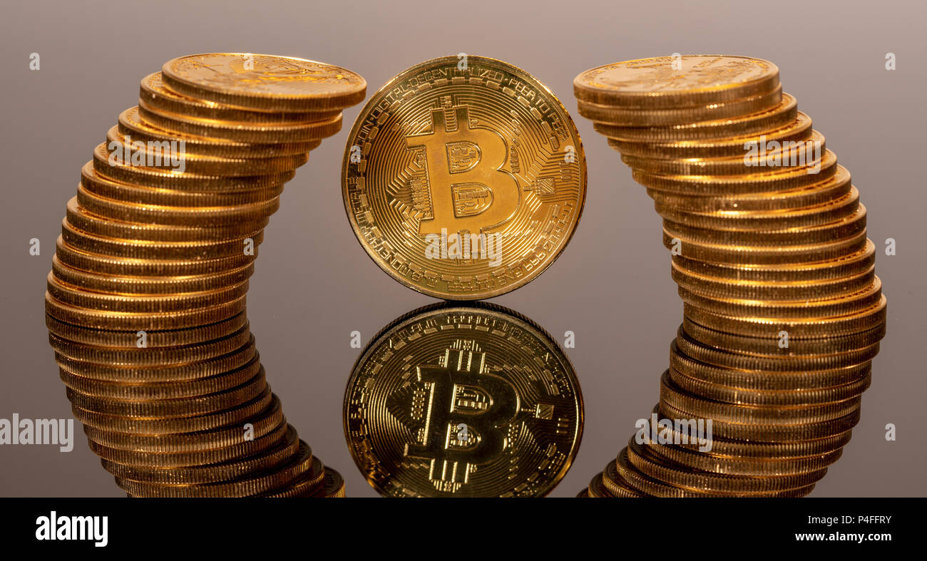 Bitcoin Münze von Reflektierten Kreis aus reinem Gold Münzen umgeben  Stockfotografie - Alamy