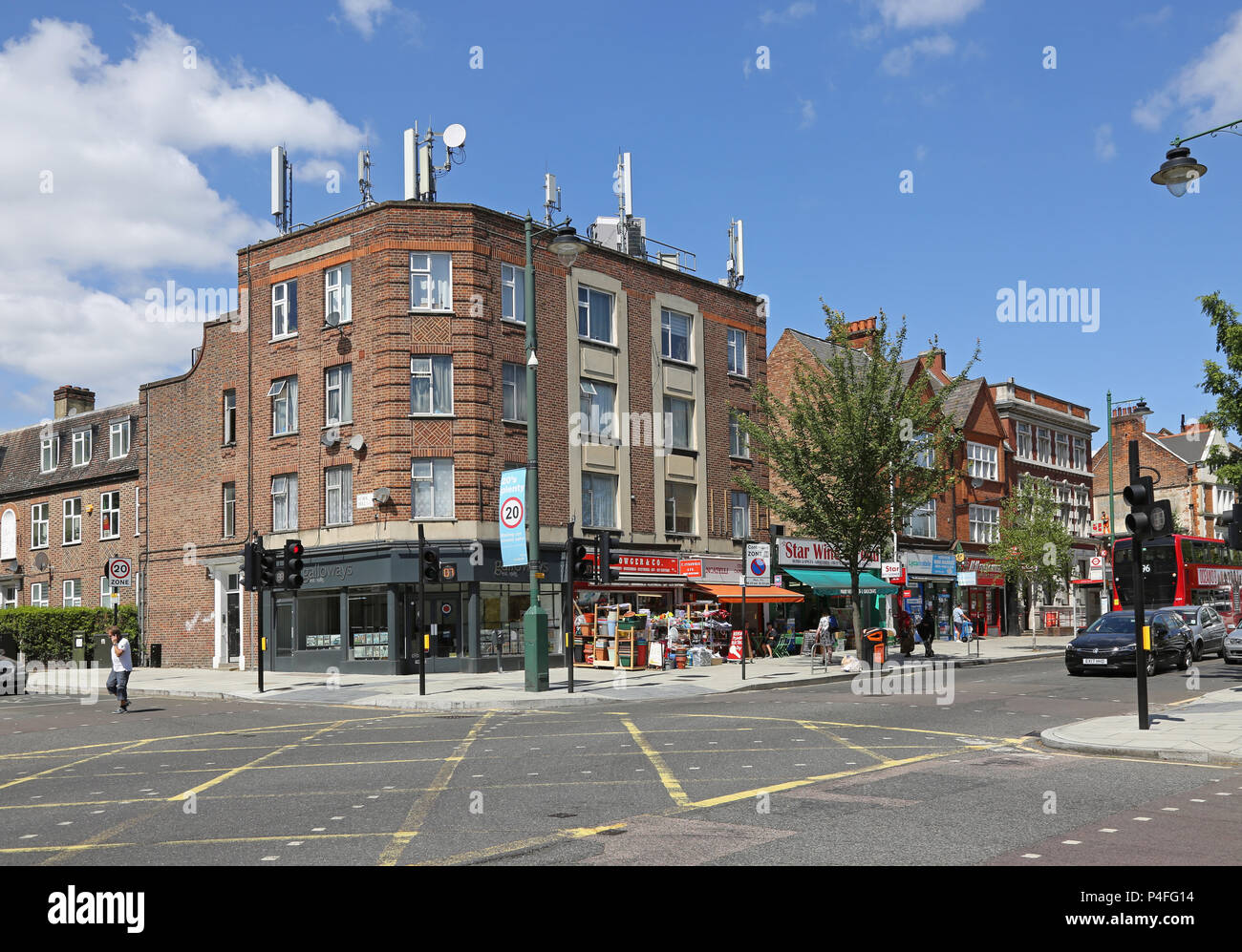Norwood Road, South London, UK. Eine Einkaufsstraße zwischen Tulse Hill und West Norwood. Zeigt Handy Antennen auf einem Wohnhaus. Stockfoto