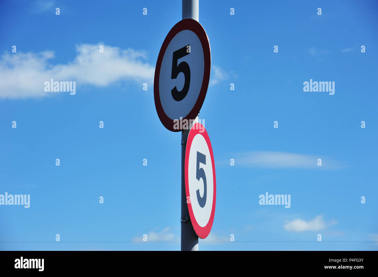 Zwei Nummer 5 Zeichen Rücken an Rücken auf einer privaten Straße Stockfoto