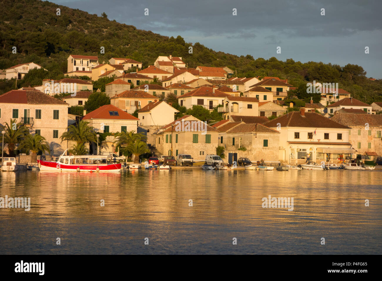 Blick auf den kleinen Hafen von Drvenik Veli, Kroatien, bei Sonnenuntergang Stockfoto