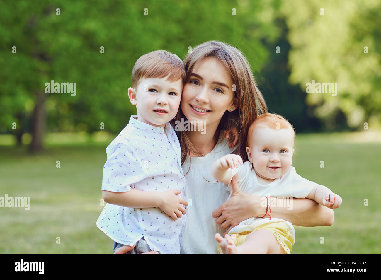 Mutter mit Kindern im Sommer Park. Stockfoto