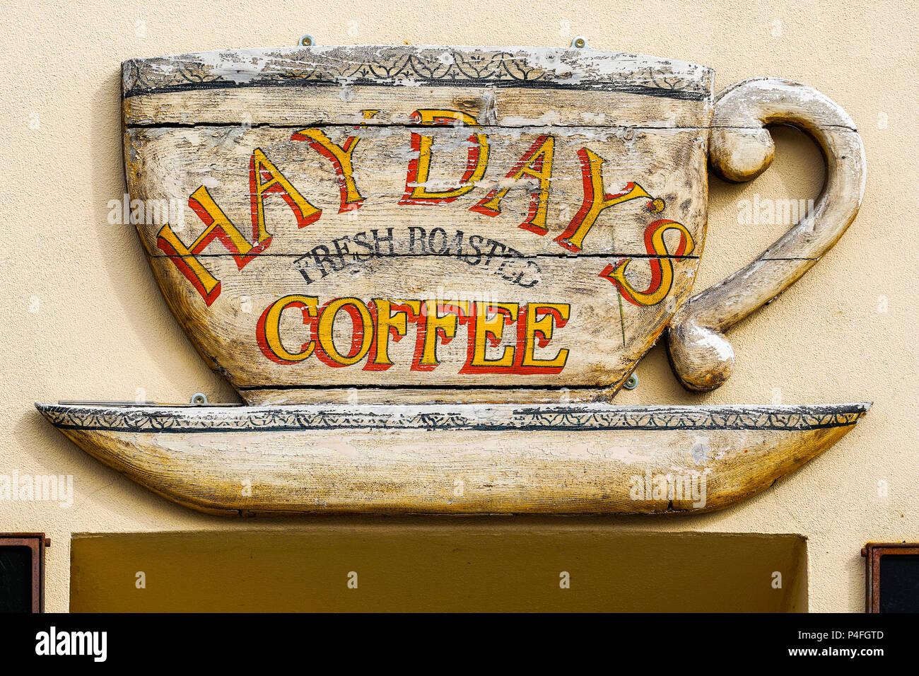 Riesige Tasse an Wand, Nyhavn (neuer Hafen), Hay's Tag Kaffee, geröstet Stockfoto