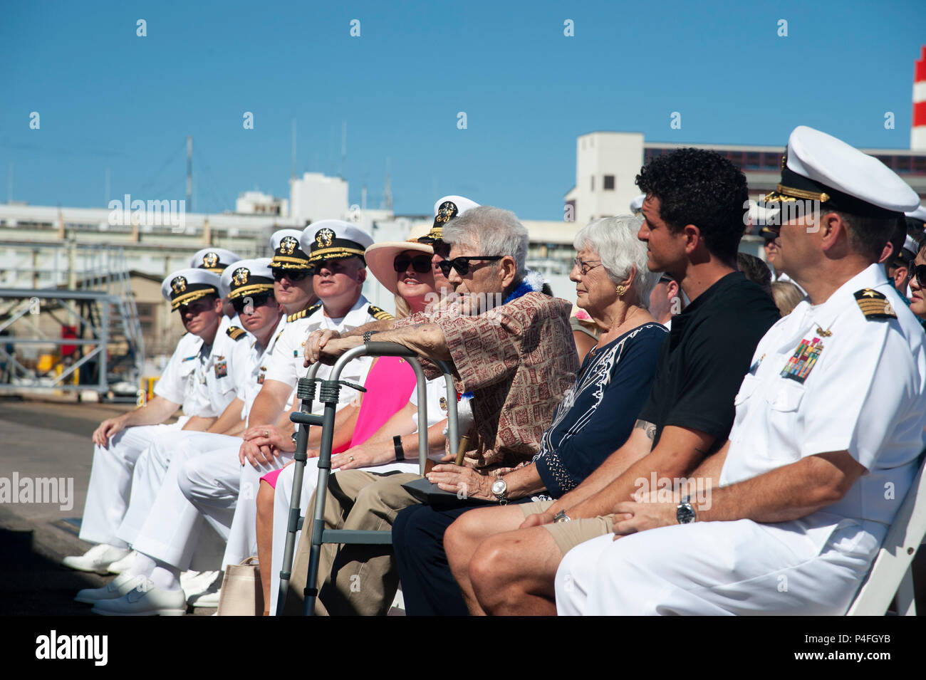 180619-N-QE 566-0005 Pearl Harbor - - (19. Juni 2018) pensionierte Chief's Bootsmann Mate und Pearl Harbor überlebenden Ray Emory an einer Abschiedszeremonie inne, bevor er fährt Hawaii mit Familie zu sein, besucht. Emory war verantwortlich für die Identifizierung von unbekannten Service Mitglieder in den Angriff auf Pearl Harbor, die in namenlosen Massengräbern wurden getötet. (U.S. Marine Foto von Aviation Electronics Technician Airman Josua Markierungzwischen) Stockfoto