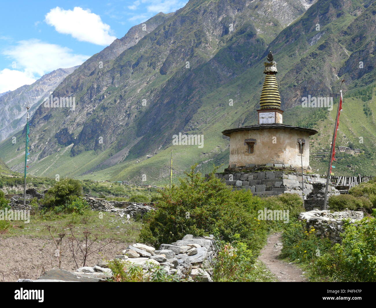 Stupa in der Nähe von Nils Dorf - schöne buddhistische Gebäude - Manaslu und Tsum Valley Trek in Nepal Stockfoto