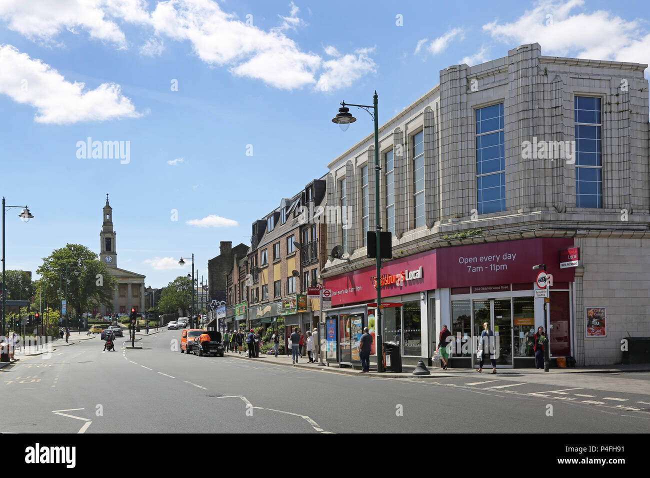 Norwood Road, South London, UK. Die Haupteinkaufsstraße in West Norwood. Zeigt Sainsbury's Store, Einkäufer und Verkehrsarmen in dieser geschäftigen Stadt. Stockfoto