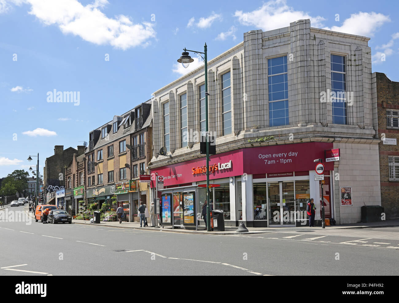 Norwood Road, South London, UK. Die Haupteinkaufsstraße in West Norwood. Zeigt Sainsbury's Store, Einkäufer und Verkehrsarmen in dieser geschäftigen Stadt. Stockfoto