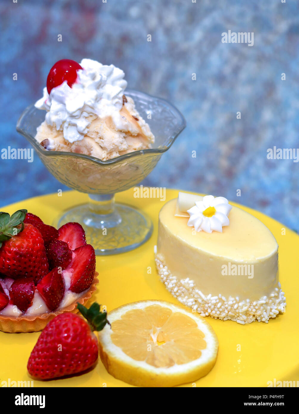 Eis, Erdbeerkuchen und verglaste Zitronenkuchen, süße Frühjahr behandelt Stockfoto