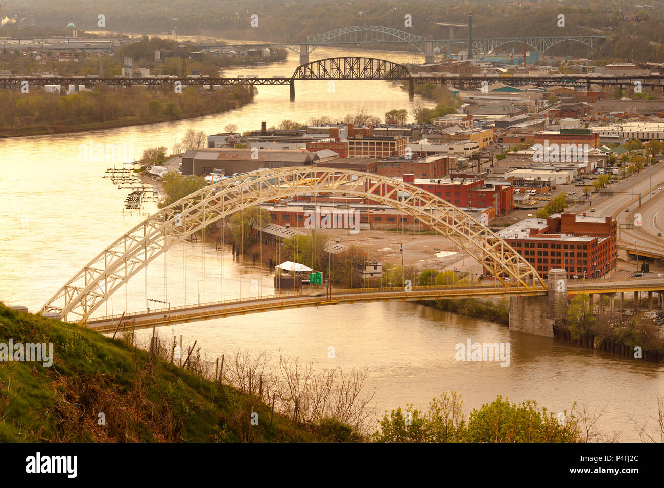 West End Brücke und Lagerhallen auf Chateau Nachbarschaft und der Brücken über den Ohio River, Pittsburgh, Pennsylvania, USA Stockfoto