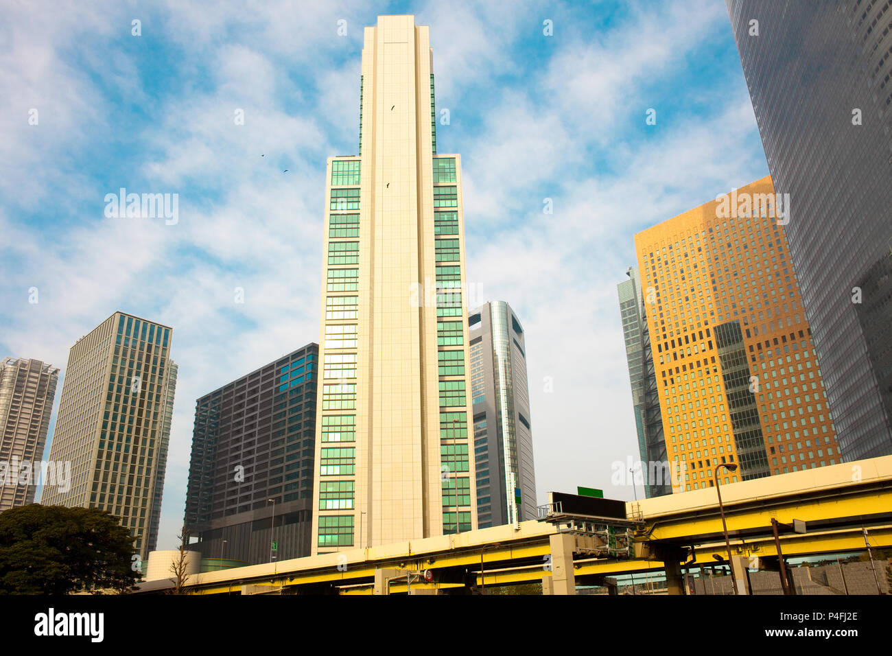 Wolkenkratzer in der Gegend Shiodome, Shimbashi, Tokio, Region Kanto, Honshu, Japan Stockfoto