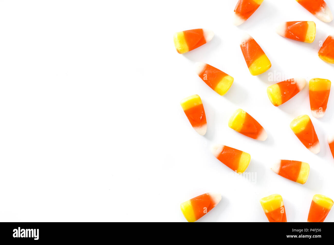 Typische Halloween Candy corn auf weißem Hintergrund. Copyspace Stockfoto