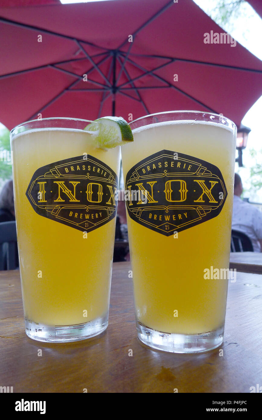 Zwei pints Weizen Bier auf einem Tisch in der Inox Pub auf Grande Allée in Quebec City Stockfoto