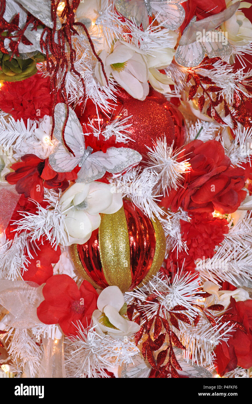 Nahaufnahme Foto von Weihnachten Ornamente auf einem White Pine Tree Stockfoto