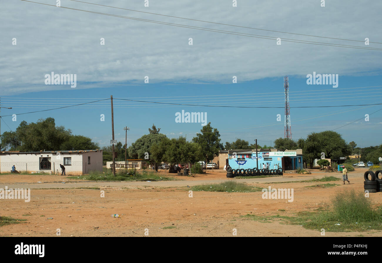Ländliche afrikanische Dorfszene in Nordkap, Südafrika, zeigt ein Lebensmittelgeschäft oder einen Laden und alte Häuser mit Menschen Konzept des täglichen Lebens Stockfoto