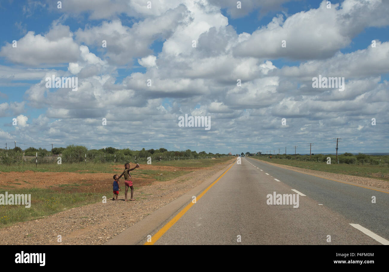 Zwei junge afrikanische Kinder, die am Straßenrand im ländlichen Nordkap in Südafrika Nüsse verkaufen, haben Kinderarbeit in armen Gemeinden konzipiert Stockfoto