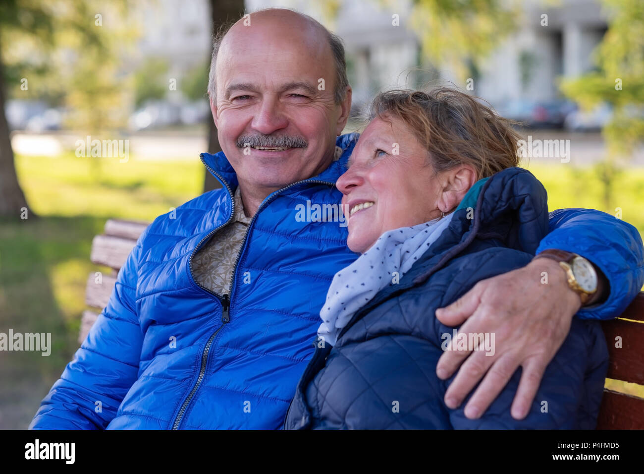 Reifen europäischen Paar auf der Straße bei gutem Wetter im Frühjahr. Liebhaber zusammen Zeit spanding. Stockfoto