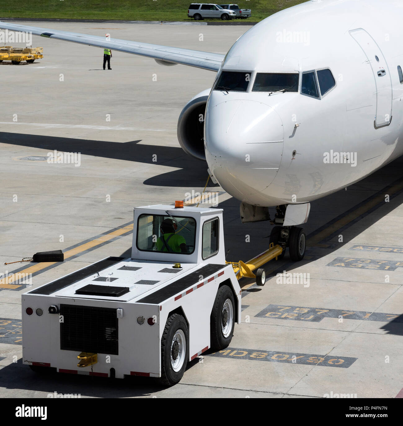 Zum Internationalen Flughafen Tampa Florida USA. 2018. Ein Passagier jet zurück aus dem Stand mit einem Tauziehen geschoben. Stockfoto