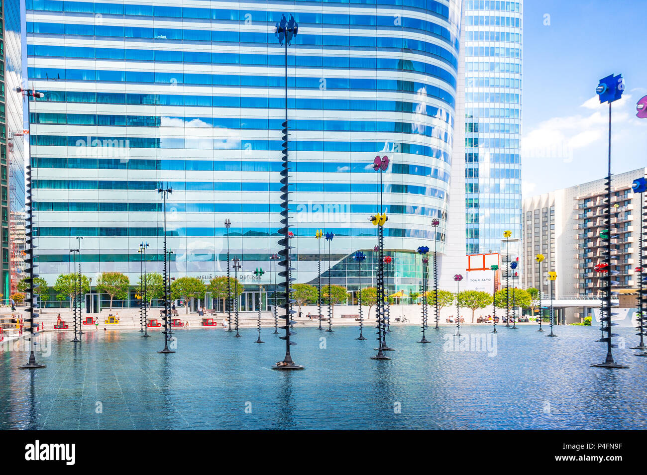 "Le Bassin de Takis" durch die griechischen Künstler Takis ist ein buntes Kunstwerk in einem Wasserspiel in La Defense in Paris, Frankreich Stockfoto