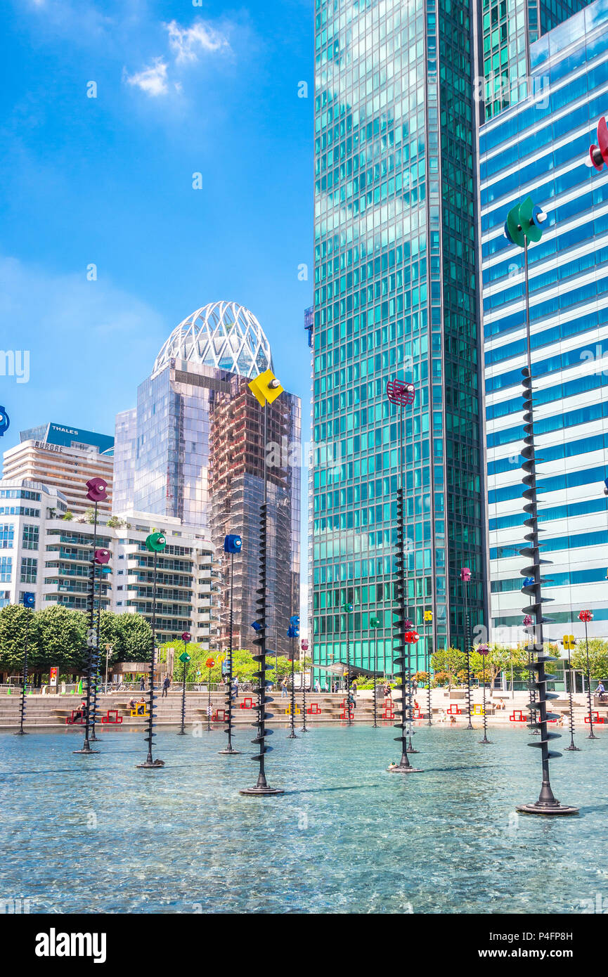 "Le Bassin de Takis" durch die griechischen Künstler Takis ist ein buntes Kunstwerk in einem Wasserspiel in La Defense in Paris, Frankreich Stockfoto