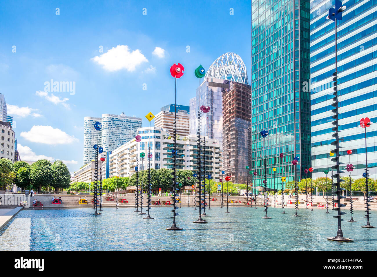 "Le Bassin de Takis" durch die griechischen Künstler Takis ist ein buntes Kunstwerk in einem Wasserspiel in La Defense in Paris, Frankreich Stockfoto