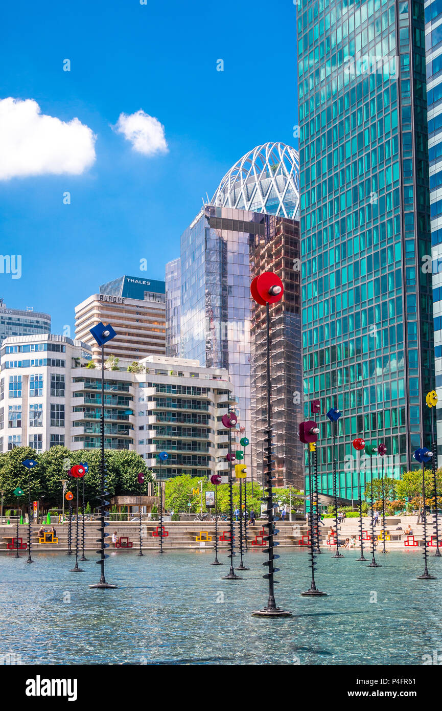 "Le Bassin de Takis" durch die griechischen Künstler Takis ist ein buntes Kunstwerk in einem Wasserspiel in La Defense in Paris, Frankreich Stockfoto