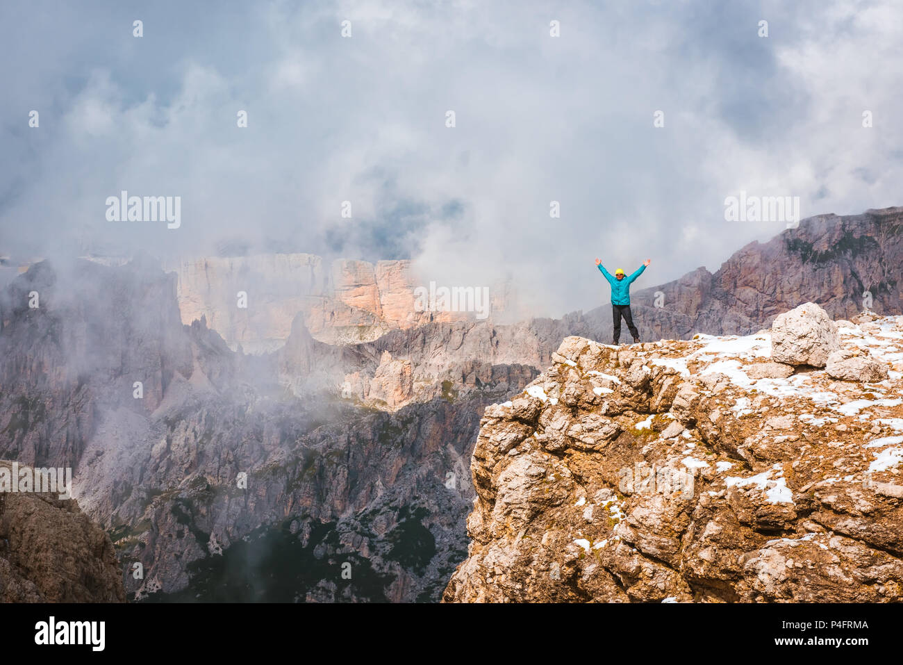 Frau an der Spitze rock Dolomiten Sella Ronda Stockfoto