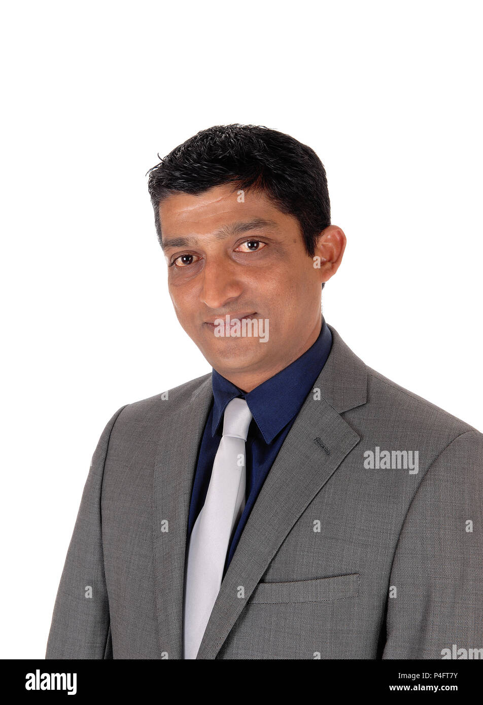 Eine Nahaufnahme Bild des Porträt einer ost-indischen Business Mann in einem grauen Anzug und Krawatte, silber auf weißem Hintergrund Stockfoto