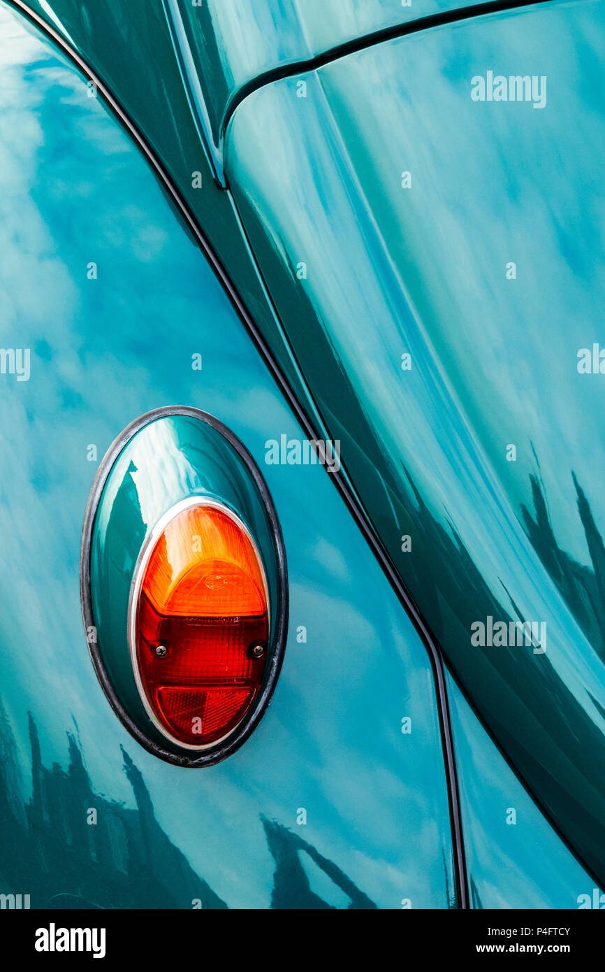 Close-up von Reflexionen in der polierten blau grün Lackierung eines klassischen Volkswagen Beetle Auto Stockfoto