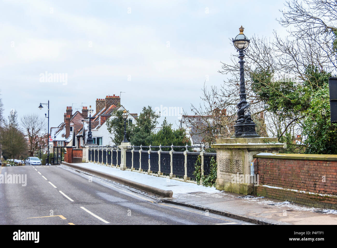 Die berühmten viktorianischen Torbogen Brücke am Hornsey Lane, nördlich von London, nach einem unerwarteten Schneefall Stockfoto