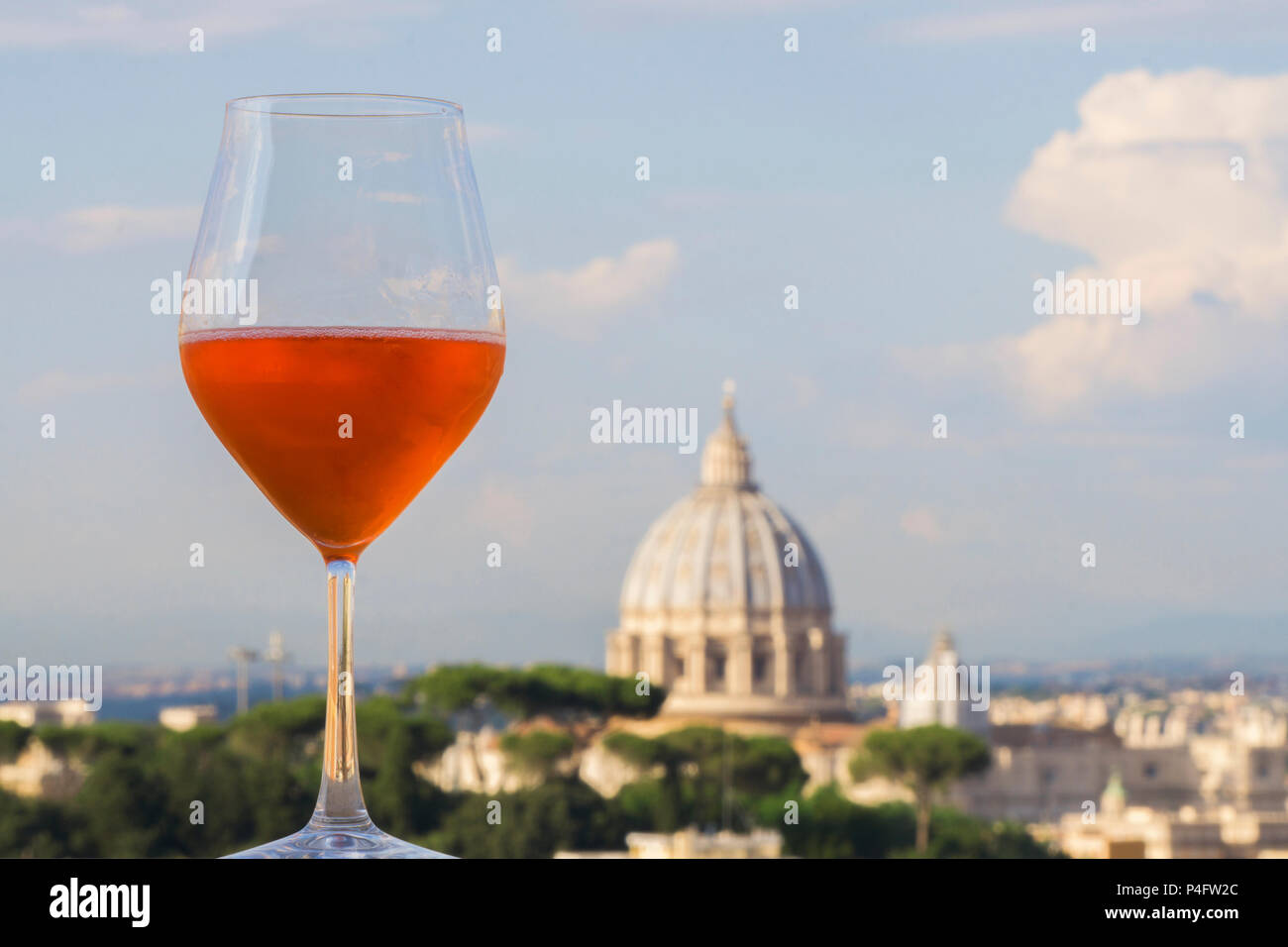 Italienischen Aperitif mit St. Peter Basilika, Rom, im Hintergrund Stockfoto
