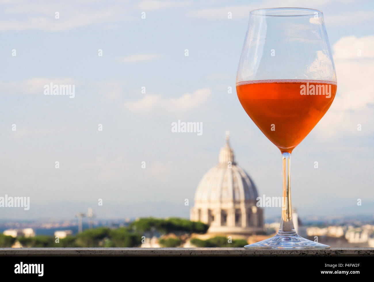 Italienischen Aperitif mit St. Peter Basilika, Rom, im Hintergrund Stockfoto