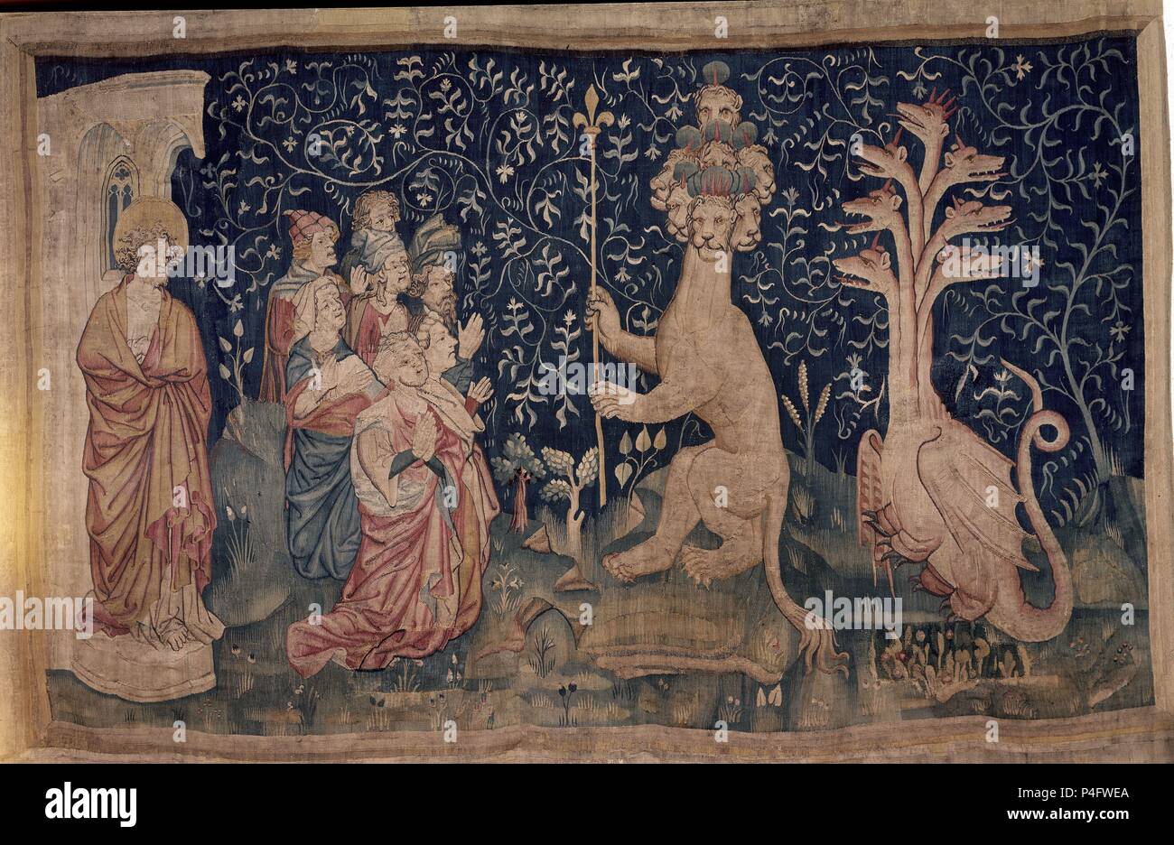 TAPIZ DEL APOCALIPSIS-EL DRAGON LA BESTIA Y LAS VIRGENES - (Karton de Jean de Bruges) - S XIV. Lage: CASTILLO, Angers, Frankreich. Stockfoto