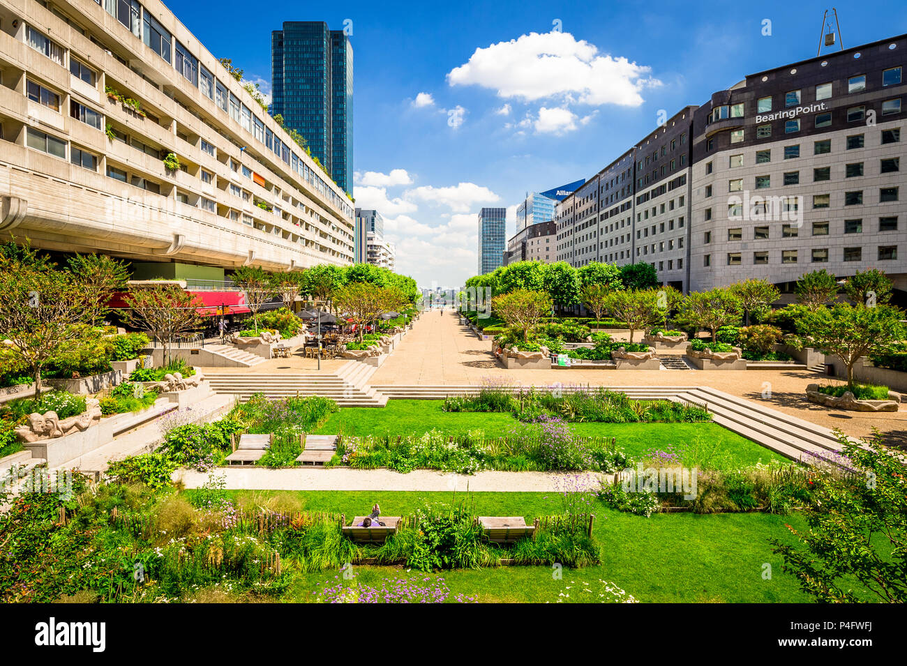 Die seltsame und doch wunderbar: La Défense in Paris, Frankreich, ein Freilichtmuseum. Stockfoto