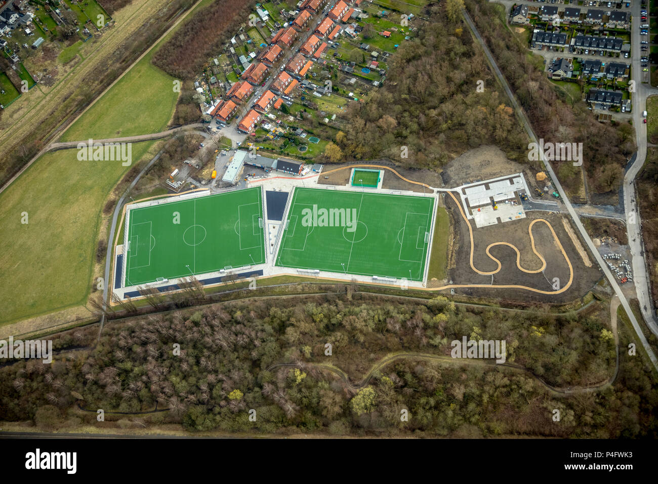 Neue Sportanlage mit Fußballfeld, Kunstrasenplätze und Jogger Weg der DJK Essen-Katerberg 1919 eV am Meerbruch Straße in Essen in N Stockfoto