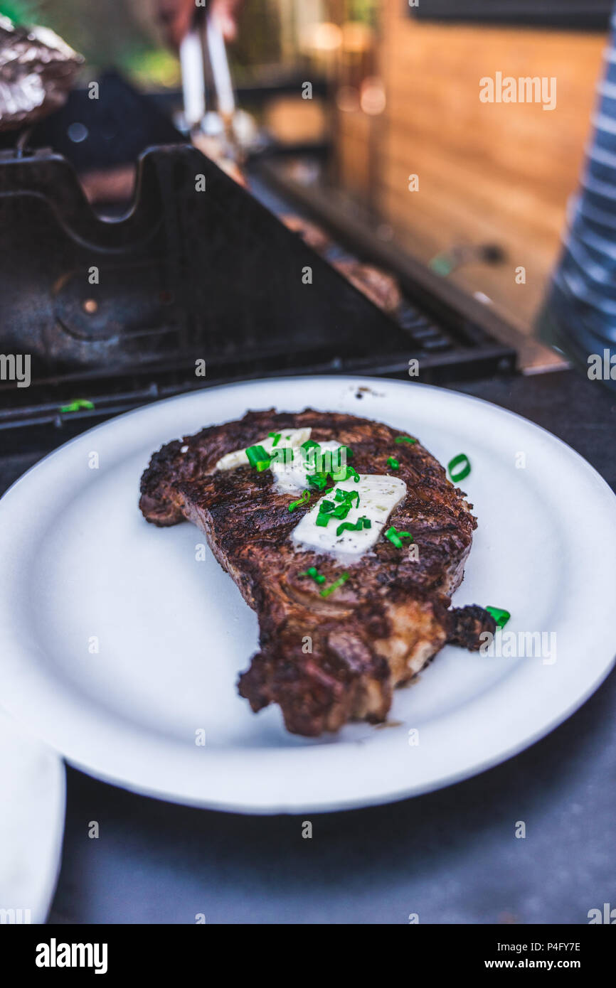 Zubereitetes Steak mit Rosmarin Butter und Schnittlauch Stockfoto