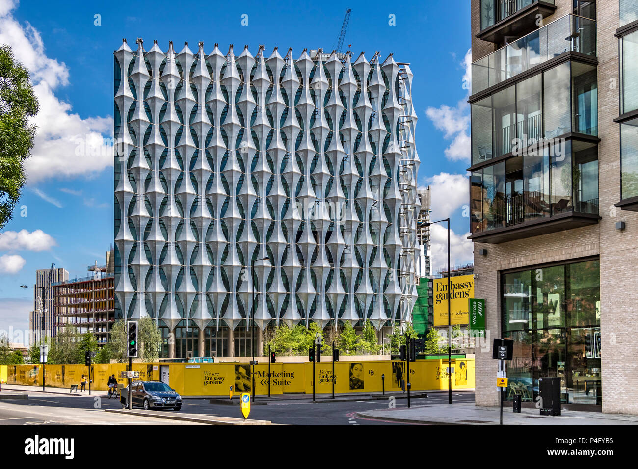 Die neue US-Botschaft in London, die "schmerzt" an der Außenseite des Gebäudes, das der Sonne, in neun Ulmen, London SW 11 Fangen Stockfoto