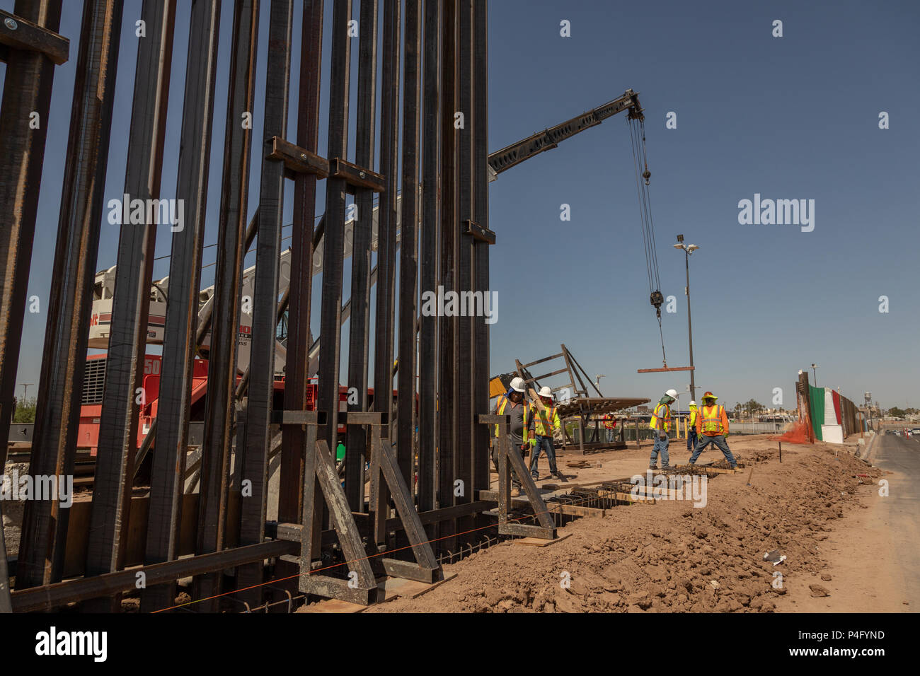 Eine neue größere Zaun errichtet wird entlang der US-mexikanischen Grenze bei Calexico, oder Mexicali in Mexiko. Trump hat eine Wand über die gesamte Länge der Grenze zugesagt. Stockfoto