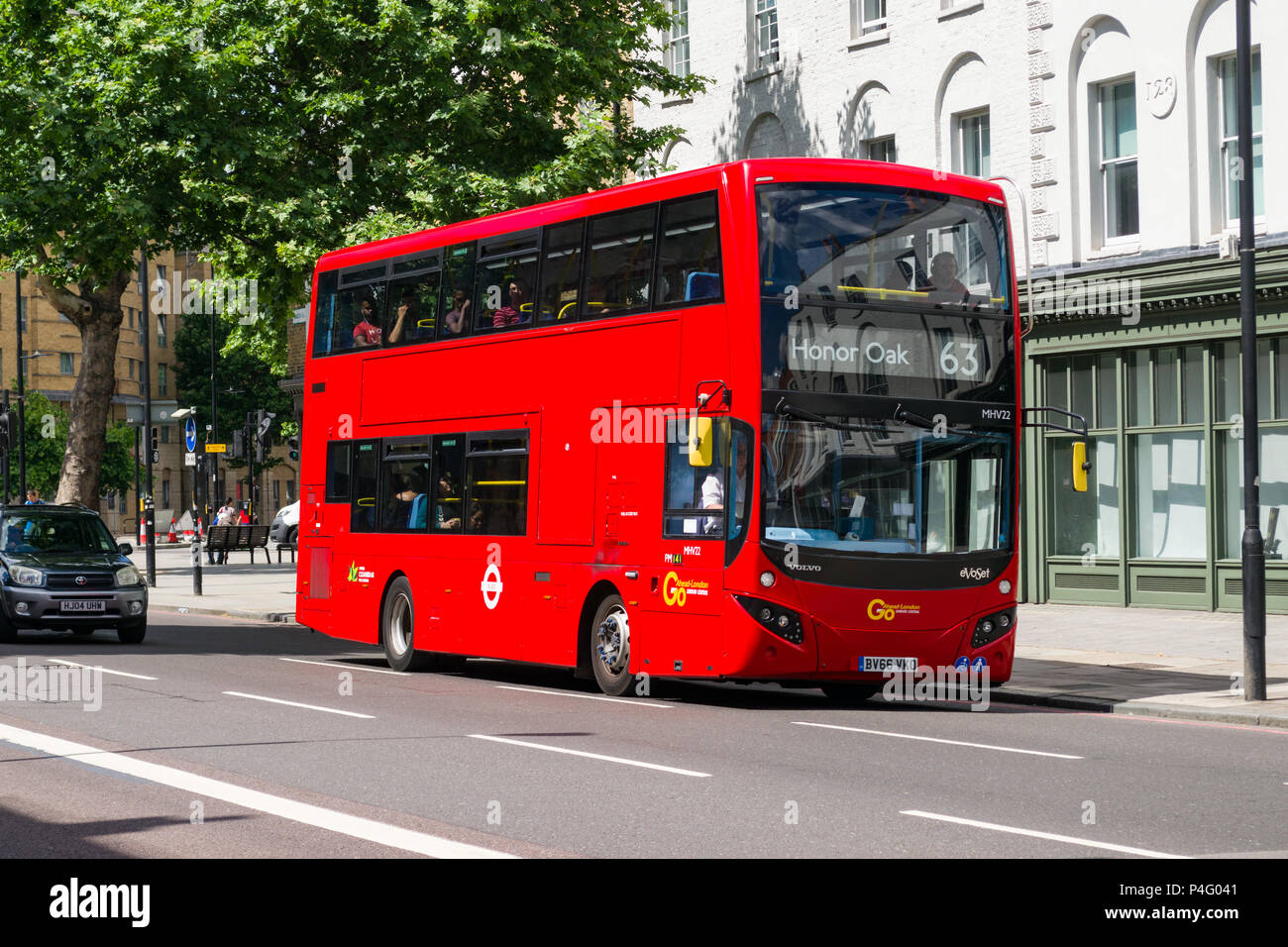 Ein Double Decker roten Bus auf einer Straße in London, Großbritannien Stockfoto