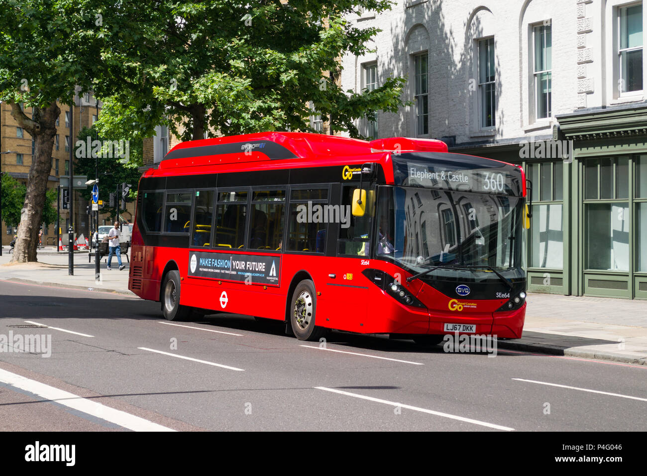 Eine einzige Decker roten Bus auf einer Straße in London, Großbritannien Stockfoto
