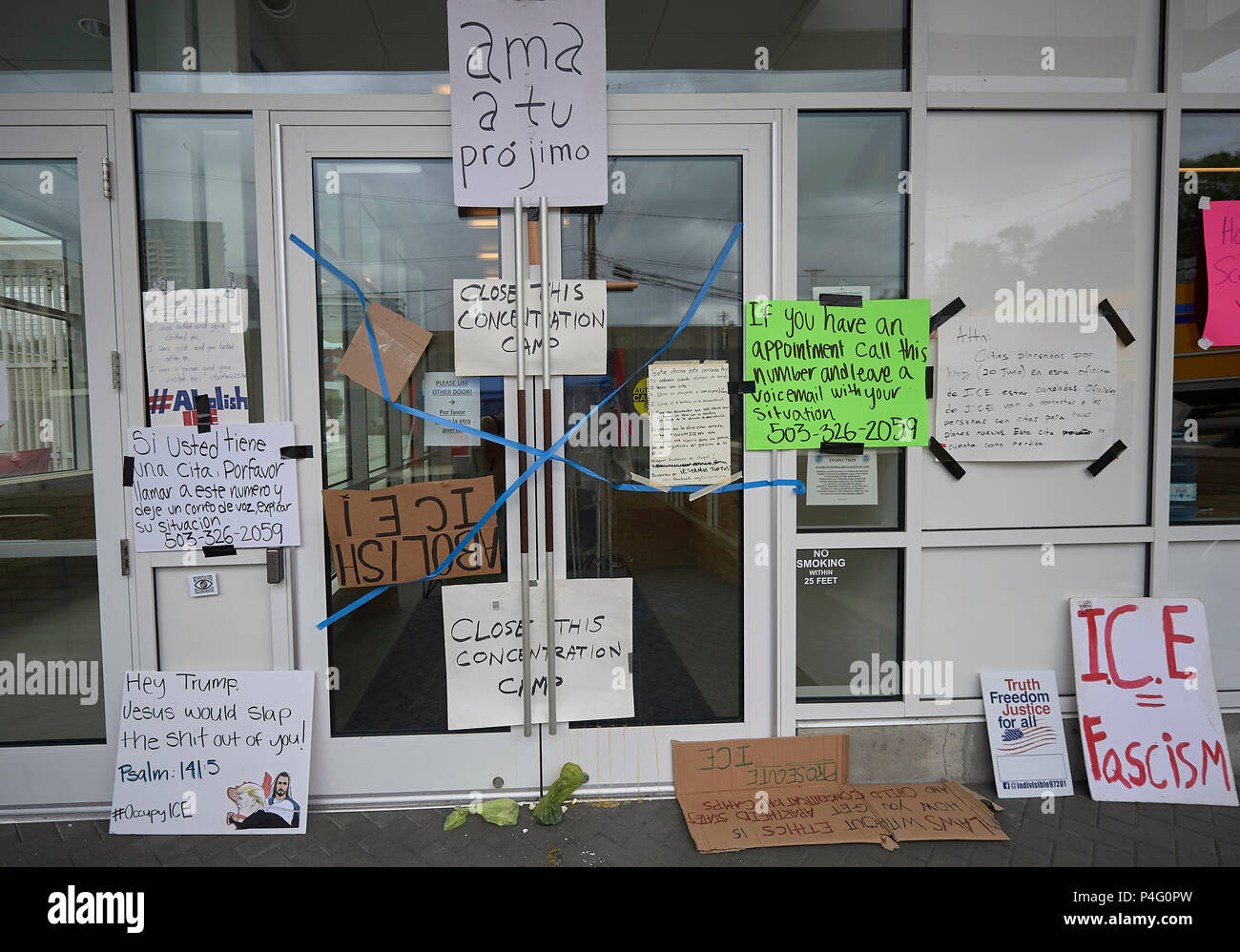 Portland, Oregon, USA. 21. Juni 2018. Die vordere Tür des Field Office der Vereinigten Staaten die Einwanderungs- und Zollbehörden (ICE) in Portland, Oregon. Das Büro war blockiert durch Demonstranten für mehrere Tage vor dem Stoppen Operationen am 20. Juni. Proteste gegen die Trennung von Familien festgehalten, während die um Asyl an der US-mexikanischen Grenze. Credit: Paul Jeffrey/Alamy leben Nachrichten Stockfoto