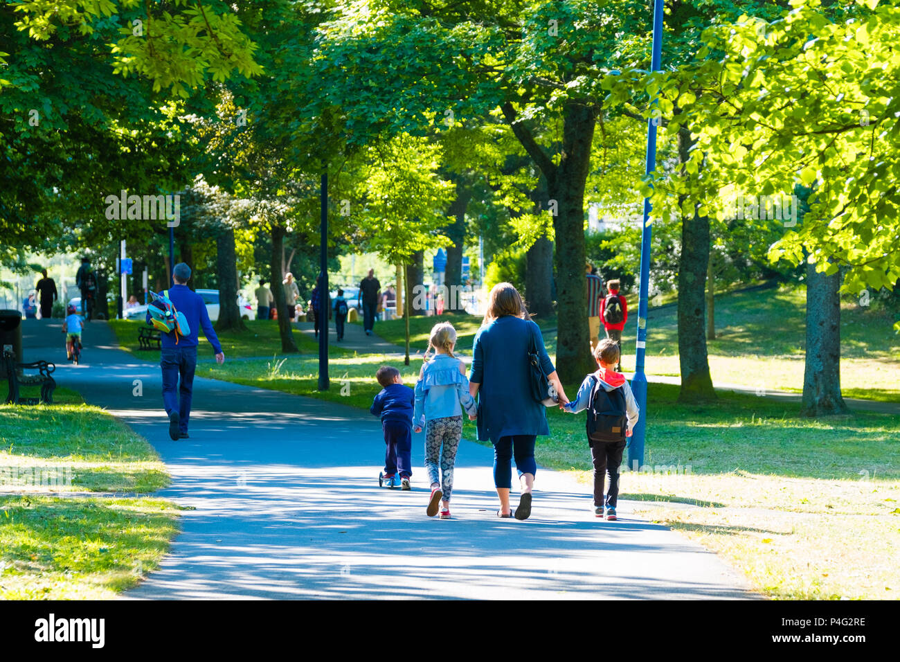 Aberystwyth, Großbritannien. 22. Juni 2018. Familien Wandern und Radfahren, Plas Crug Park an einem warmen, sonnigen Morgen in Aberystwyth Wales. Die Temperaturen werden in den nächsten Tagen an und erreichte den hohen 20 Celsius bis Mitte nächster Woche Foto © Keith Morris/Alamy leben Nachrichten Stockfoto