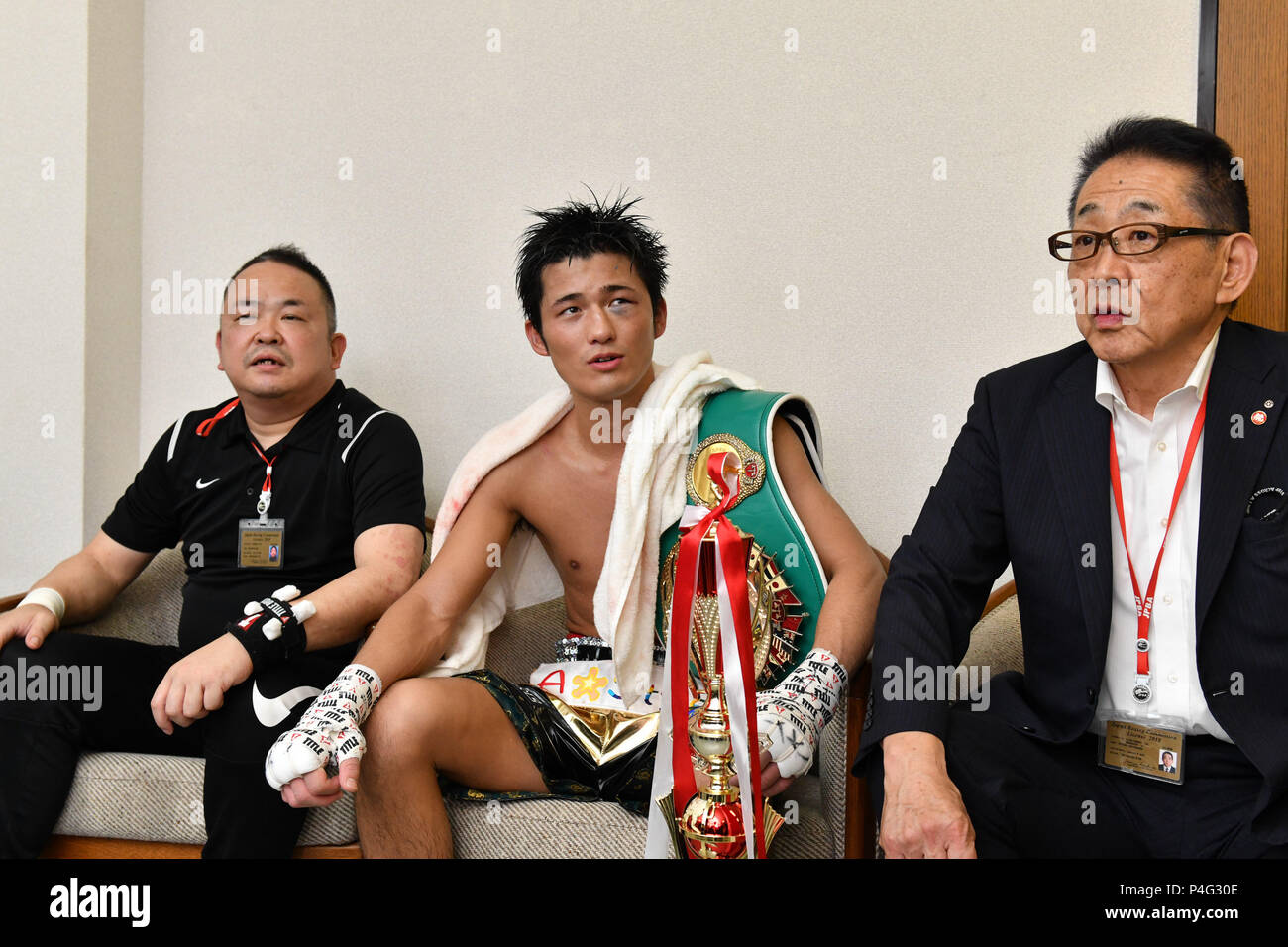 Tokio, Japan. 20 Juni, 2018. (L-R), Takashi Inoue Hironori Mishiro (JPN), Hitoshi Watanabe Boxen: hironori Mishiro von Japan ist von der Presse befragt mit Watanabe Boxing Gym Vorsitzender Hitoshi Watanabe und Trainer Takashi Inoue nach der OPBF Super Leichtgewicht Titelzeitraum zu unterschiedlichen Ariake in Tokio, Japan. Credit: Hiroaki Yamaguchi/LBA/Alamy leben Nachrichten Stockfoto
